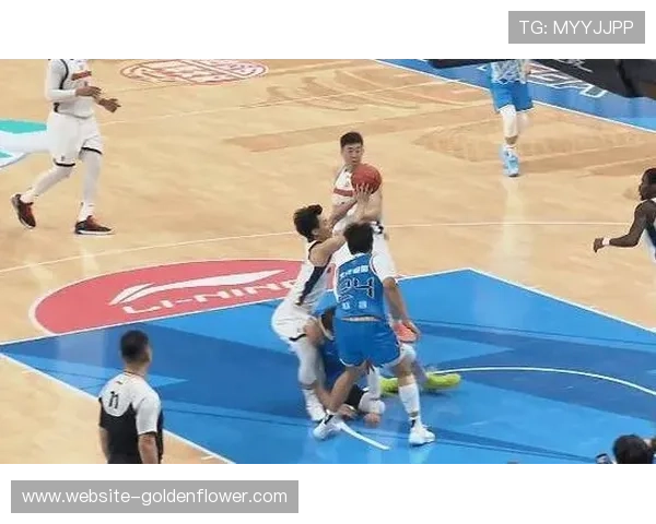 徐杰膝盖受伤离场，广东后卫线告急